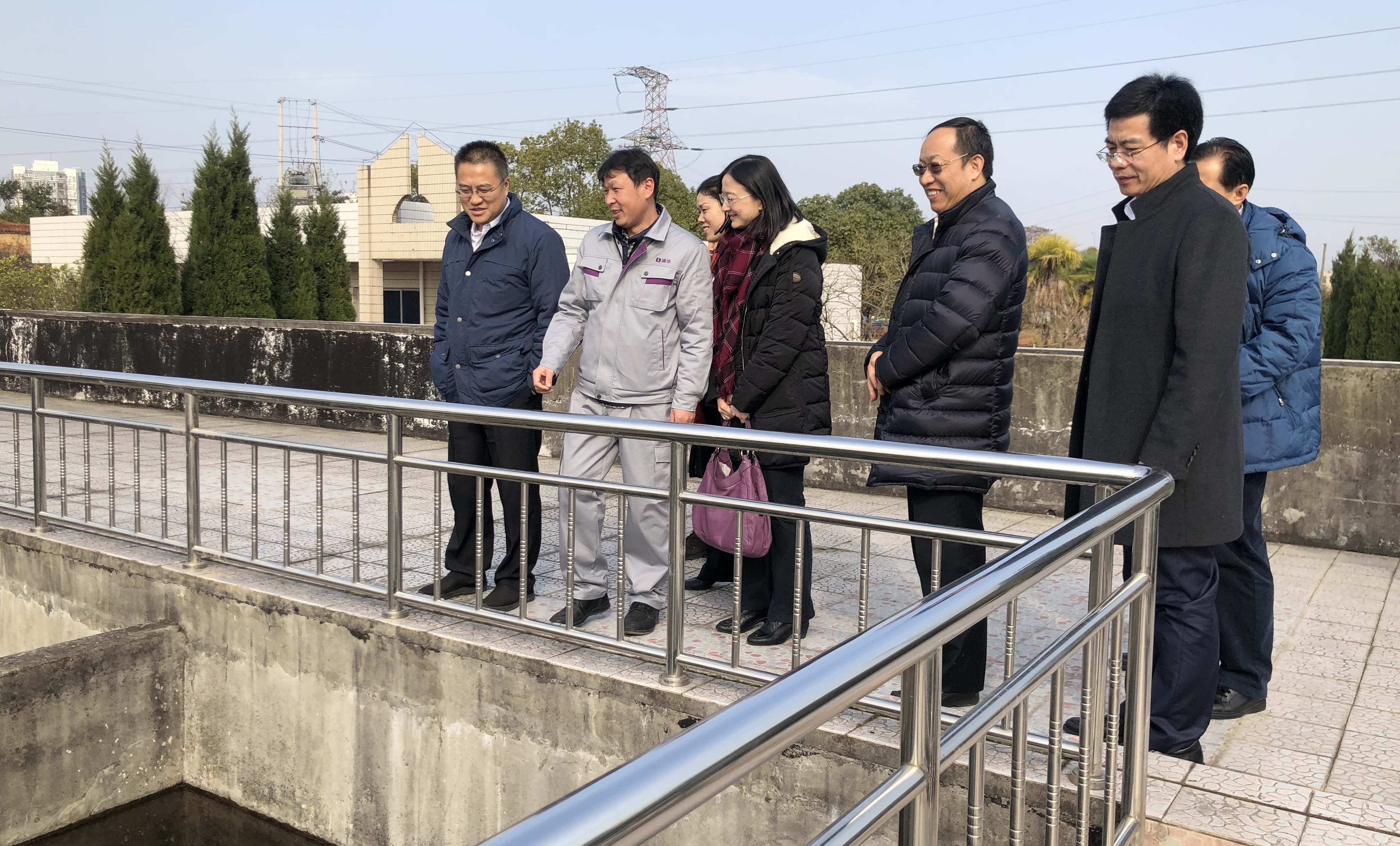 参观水厂3.jpg 参观水厂3.jpg